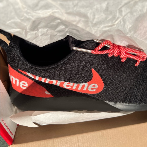 NIB CUSTOM MADE NIKE BLACK & RED ROSHE ONE SUPREME - Picture 2 of 11